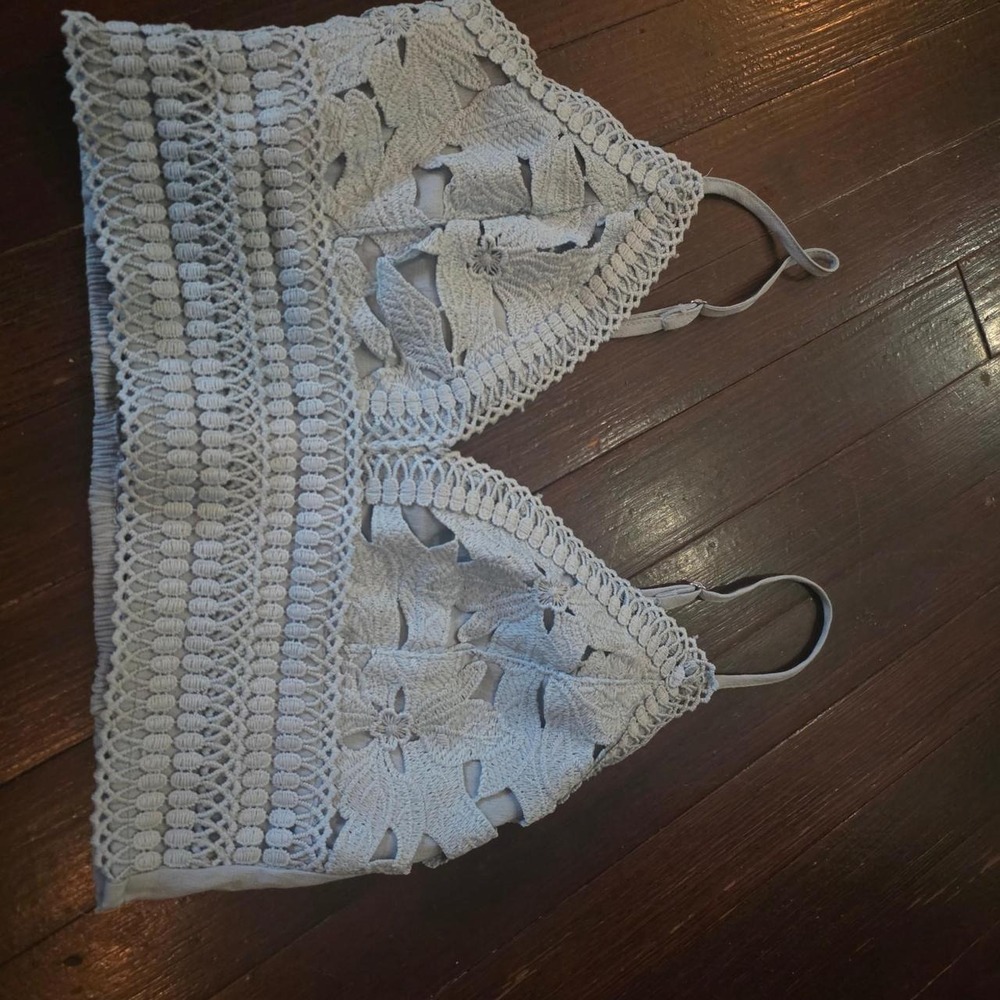Blue crochet crop top with floral and leaf motifs, size M